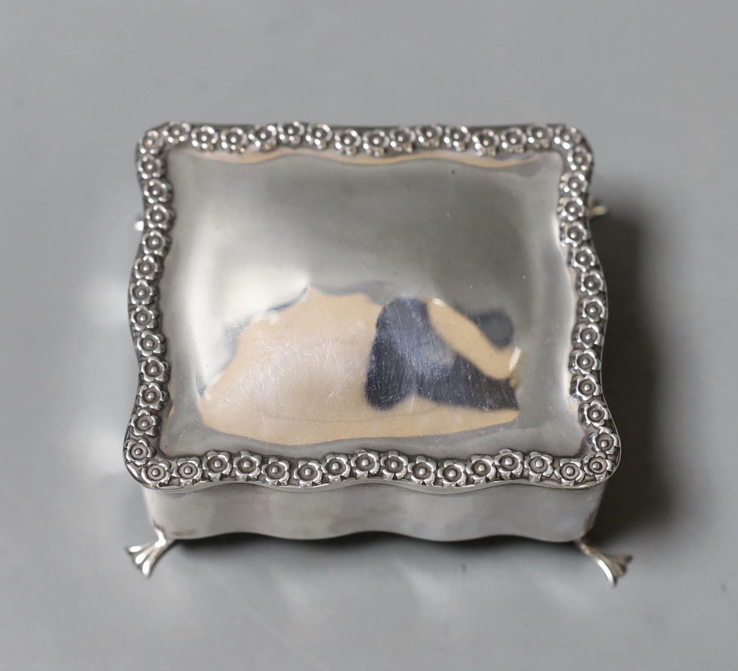 An Edwardian silver mounted trinket box, Birmingham, 1906, 88mm.